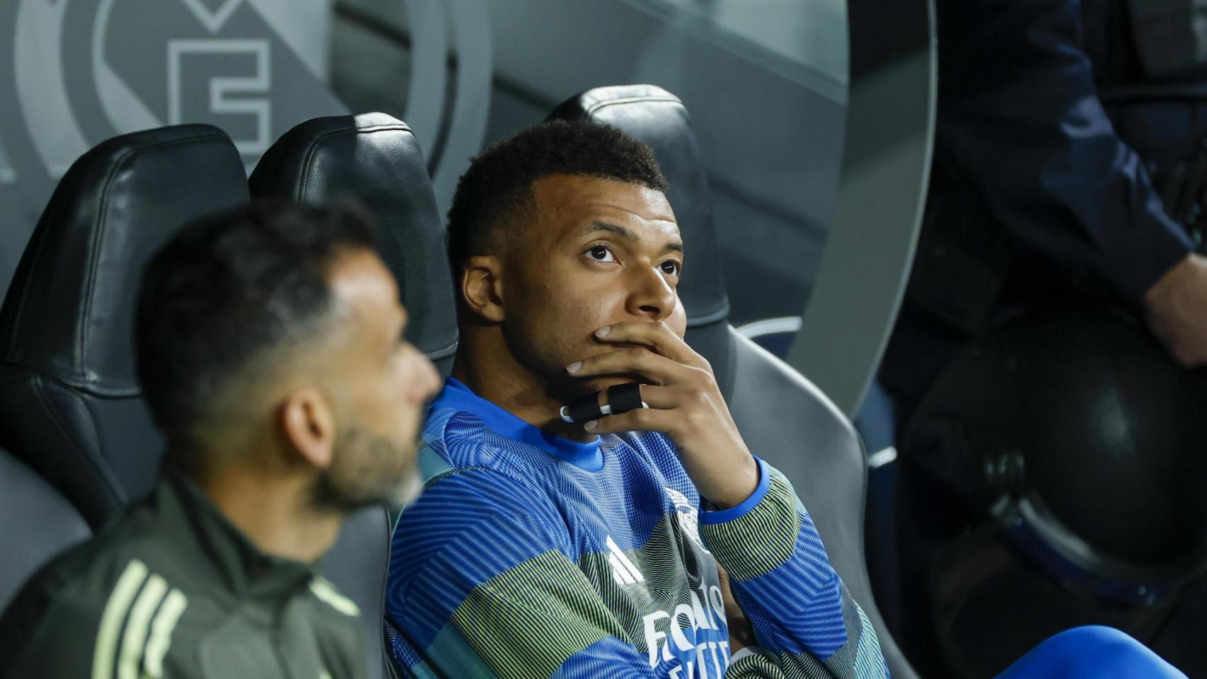Kylian Mabppe en el banquillo del Real Madrid durante el partido ante el Manchester City