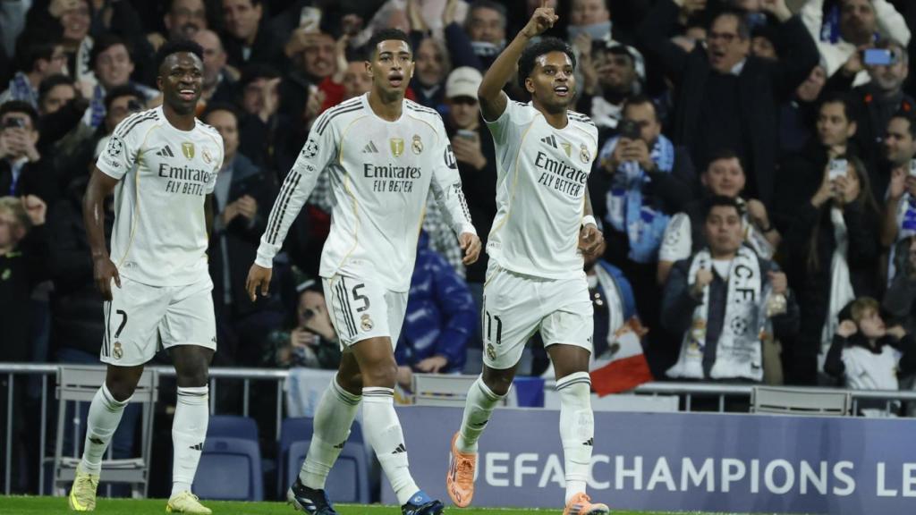 Rodrygo celebra el gol ante el Manchester City, bajo la mirada de Bellingham y Vinicius