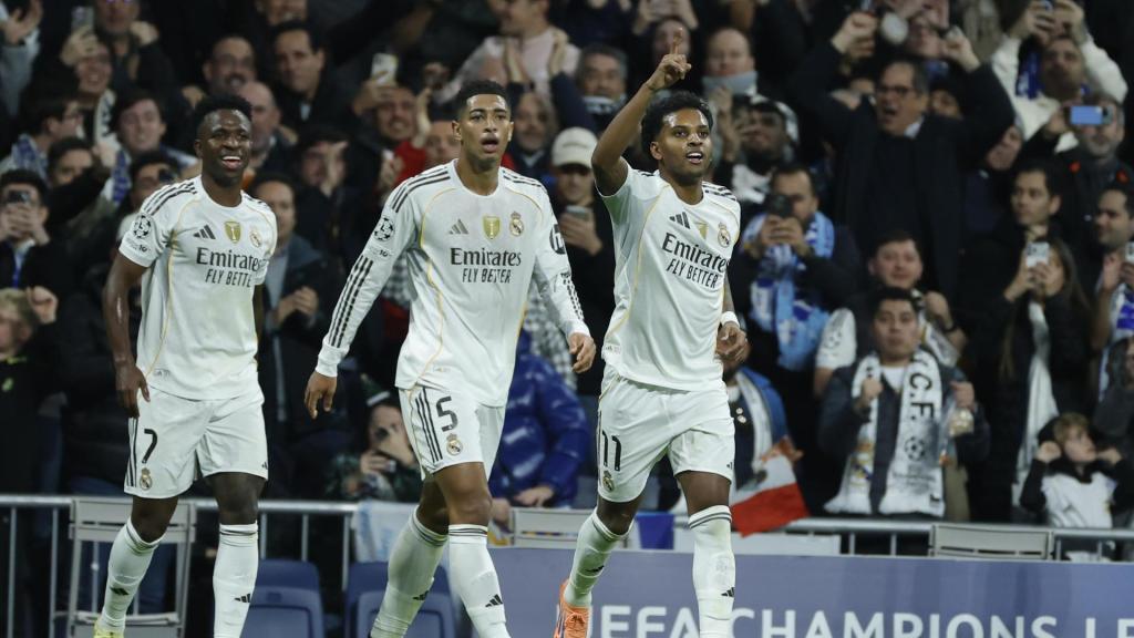 Rodrygo celebra el gol ante el Manchester City, bajo la mirada de Bellingham y Vinicius