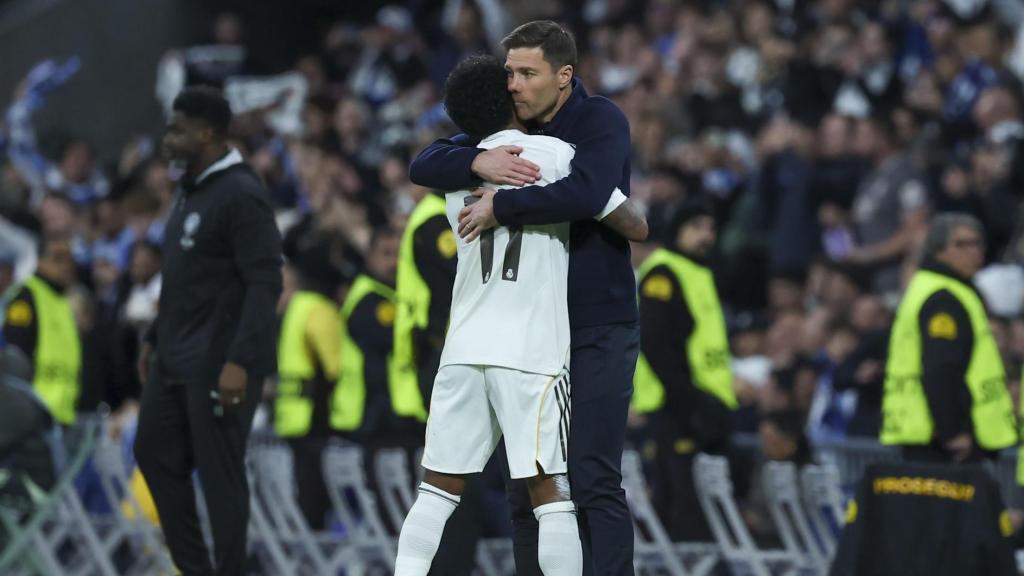 Xabi Alonso s'abraça amb Rodrygo Goes, autor del gol al Manchester City