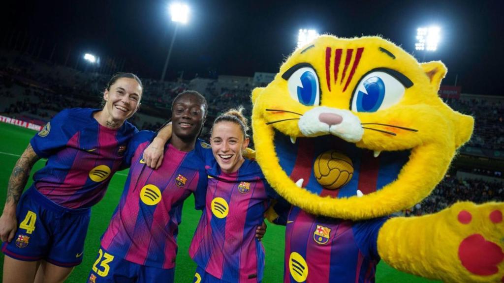 Mapi León, Aïcha Cámara y Ona Batlle celebran la victoria del Barça Femenino en el clásico con CAT