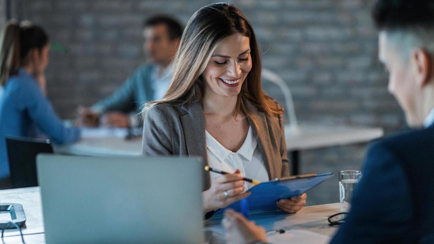 Imagen de archivo de una mujer trabajando en una oficina