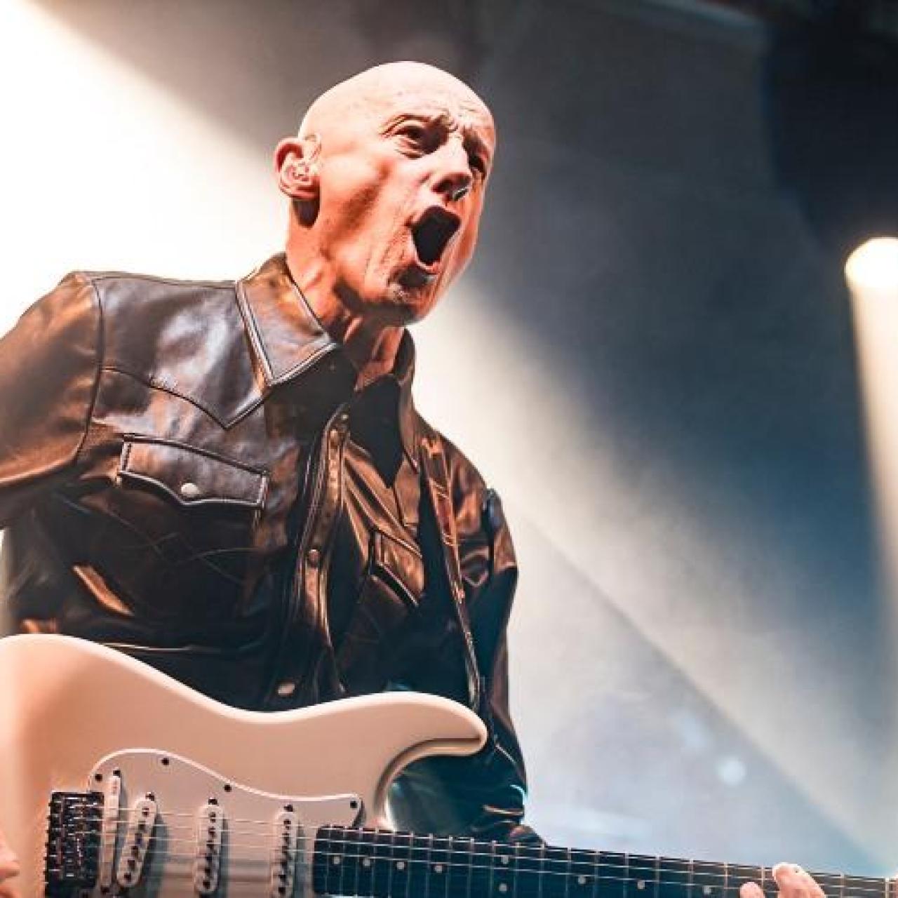 El líder de Ilegales durante un concierto