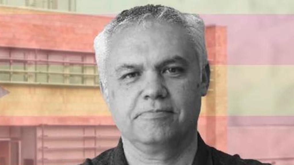 El científico Xavier Abad y, de fondo, una imagen de la fachada del laboratorio IRTA