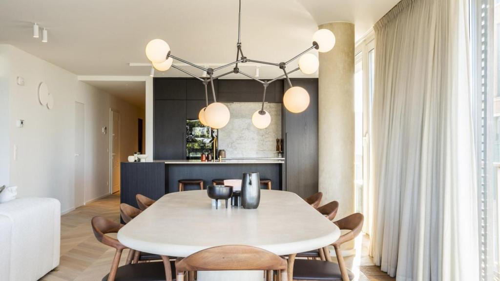 Foto de salón-comedor con mesa central blanca