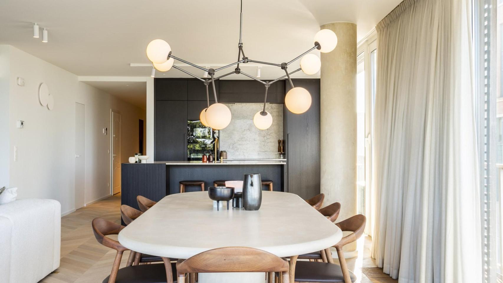 Foto de salón-comedor con mesa central blanca