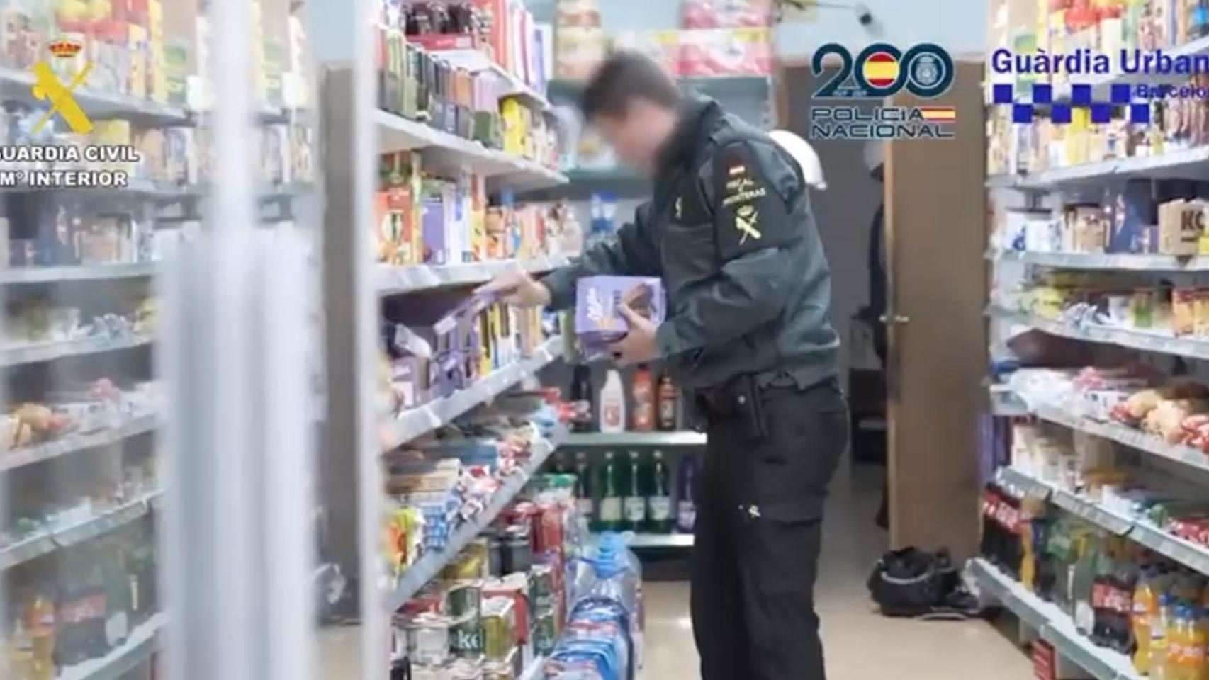 Un agente de la Guardia Civil durante el desarrollo del dispositivo