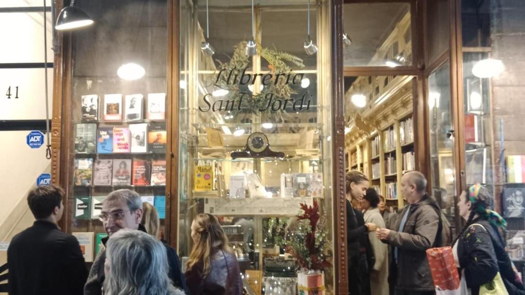 Façana de la Llibreria Sant Jordi (recurs)