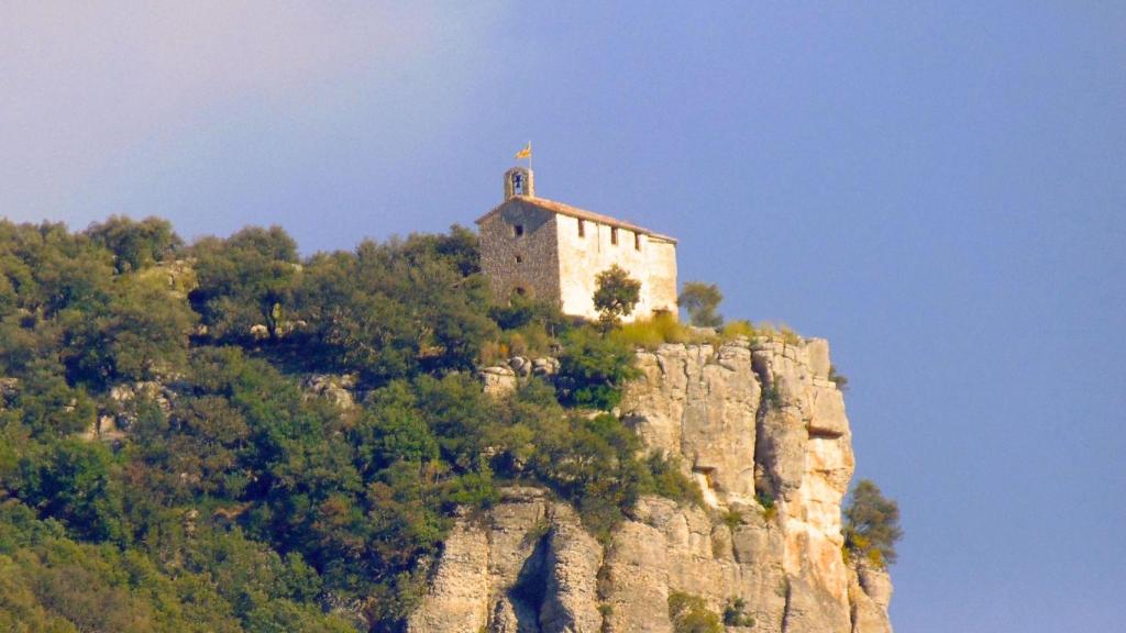 La iglesia románica que parece al borde de caerse