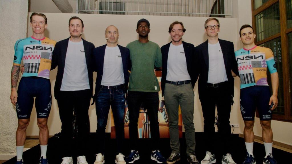 Andrés Iniesta, al lado de Biniam Girmay, fichaje estrella del nuevo equipo ciclista NSN Cycling Team