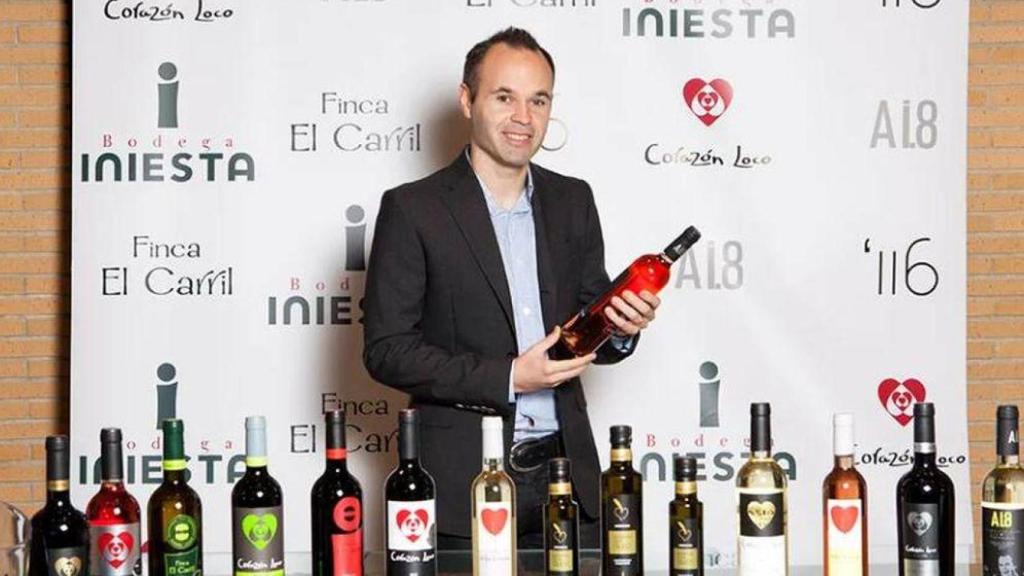 Andrés Iniesta posa amb alguns dels vins elaborats a la seva empresa Bodegas Iniesta