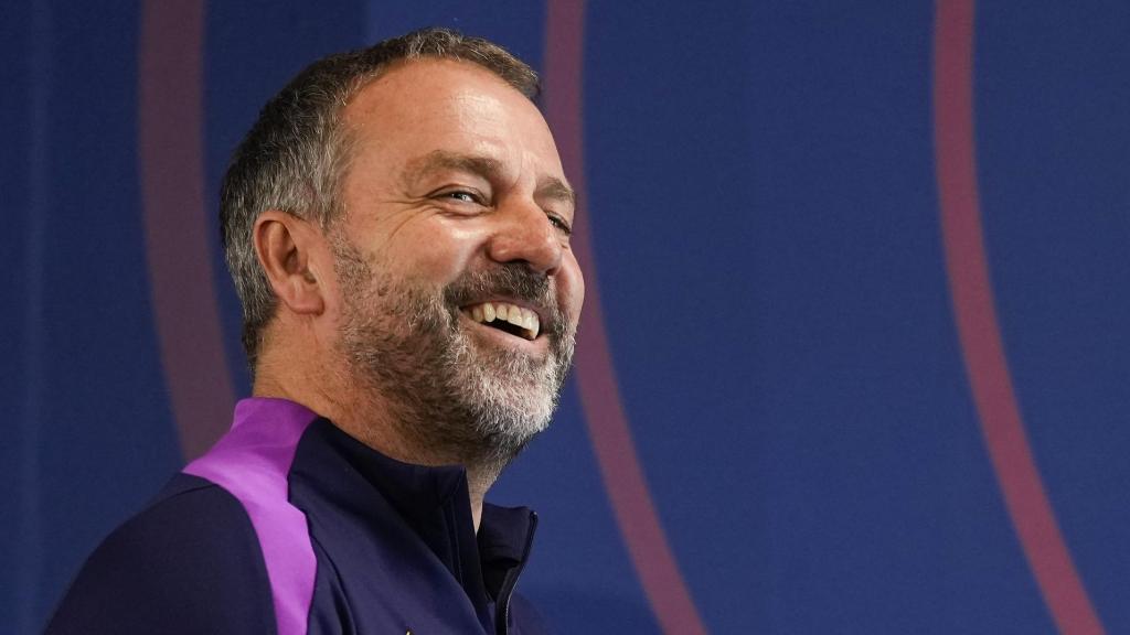 Hansi Flick entra en la sala de prensa de la Ciutat Esportiva antes del Barça-Osasuna