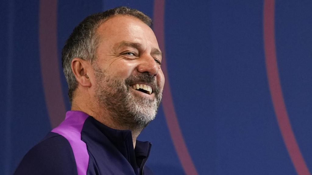 Hansi Flick entra a la sala de premsa de la Ciutat Esportiva abans del Barça-Osasuna