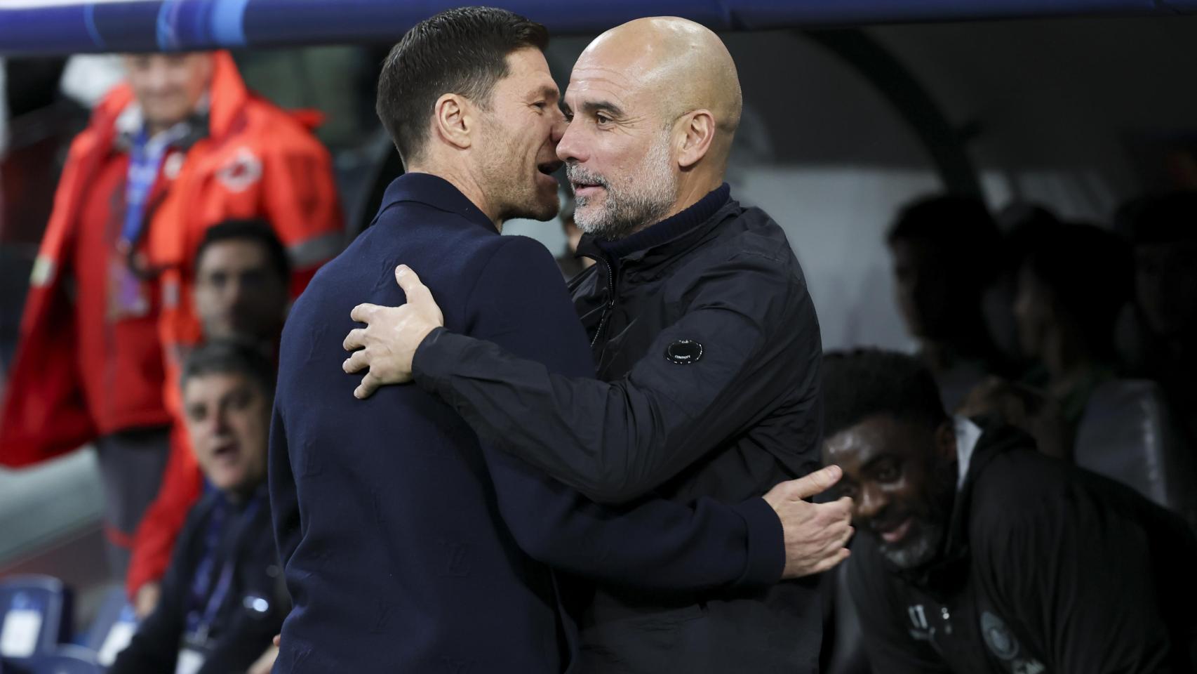 Xabi Alonso y Pep Guardiola se abrazan al comienzo del Real Madrid-Manchester City en la Champions League