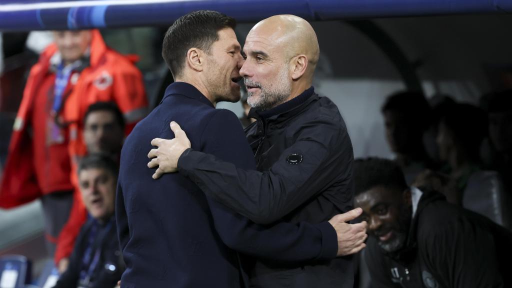 Xabi Alonso y Pep Guardiola se abrazan al comienzo del Real Madrid-Manchester City en la Champions League