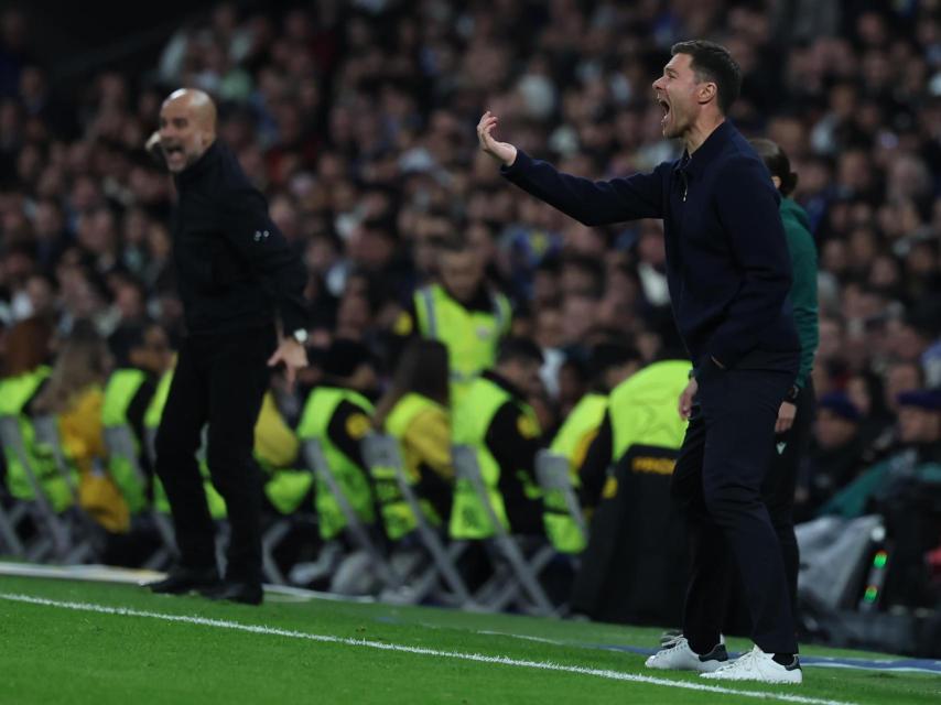 Xabi Alonso i Pep Guardiola donen instruccions durant el Reial Madrid-Manchester City de la Champions League