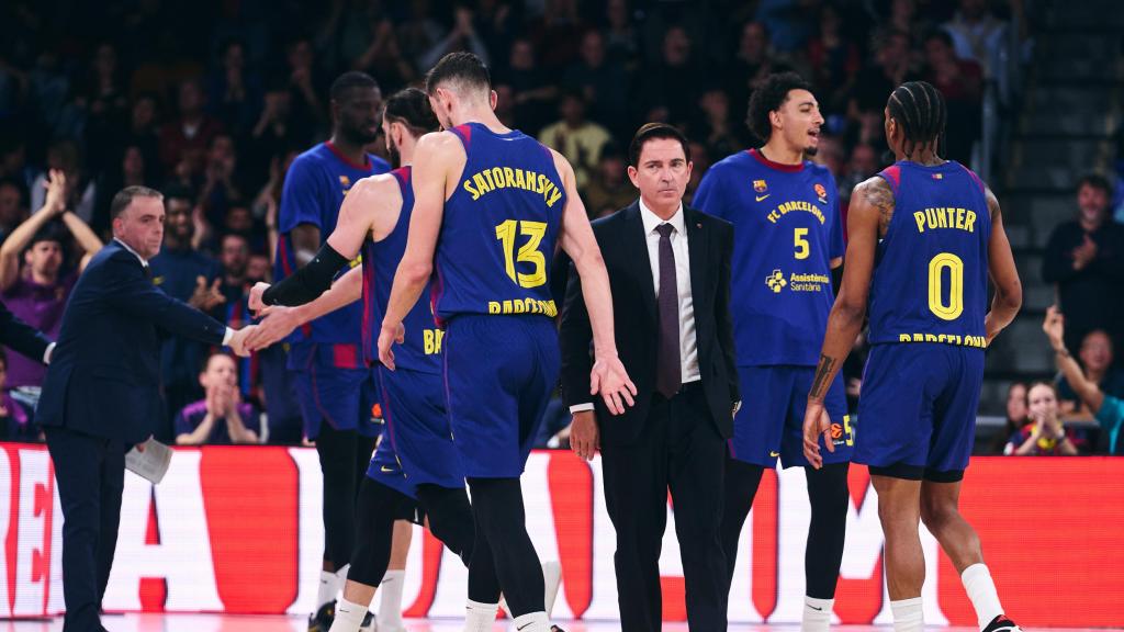 Xavi Pascual y los jugadores del Barça de basket, durante el triunfo sobre el Olympiacos en el Palau Blaugrana