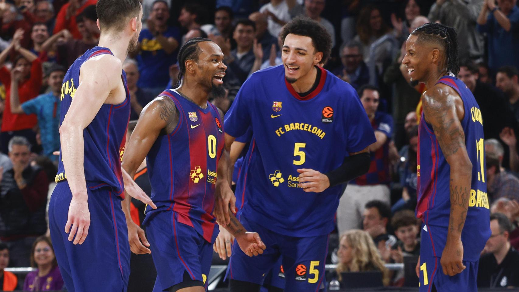 Will Clyburn, Miles Norris y Tomas Satoransky felicitan a Kevin Punter por una canasta en el Barça de basket-Olympiacos