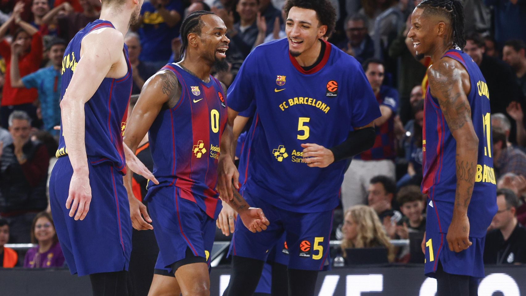 Will Clyburn, Miles Norris y Tomas Satoransky felicitan a Kevin Punter por una canasta en el Barça de basket-Olympiacos