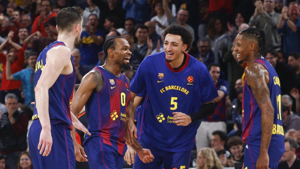 Will Clyburn, Miles Norris y Tomas Satoransky felicitan a Kevin Punter por una canasta en el Barça de basket-Olympiacos