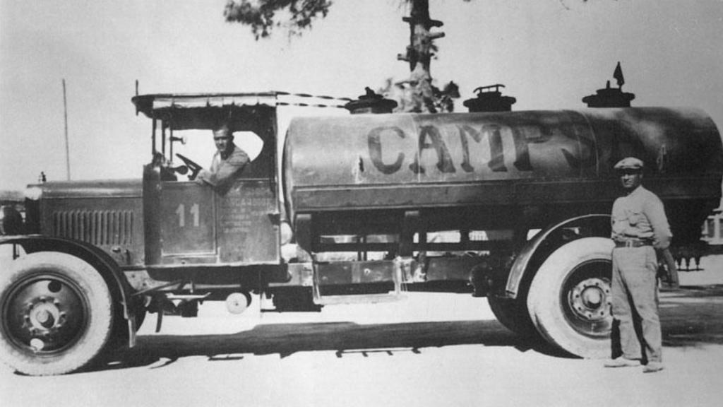 Camión de reparto de Campsa en la España del monopolio de petróleo