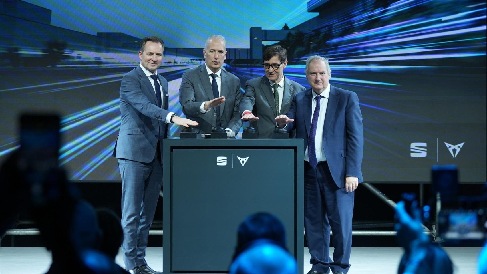 El CEO de la marca Volkswagen, Thomas Schäfer; el CEO de Seat y Cupra, Markus Haupt; el presidente de la Generalitat, Salvador Illa, y el ministro de Industria y Turismo, Jordi Hereu