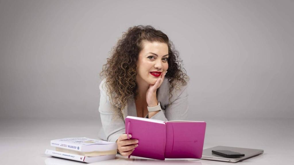 Foto de Irene Hernández Martínez con un libro en las manos