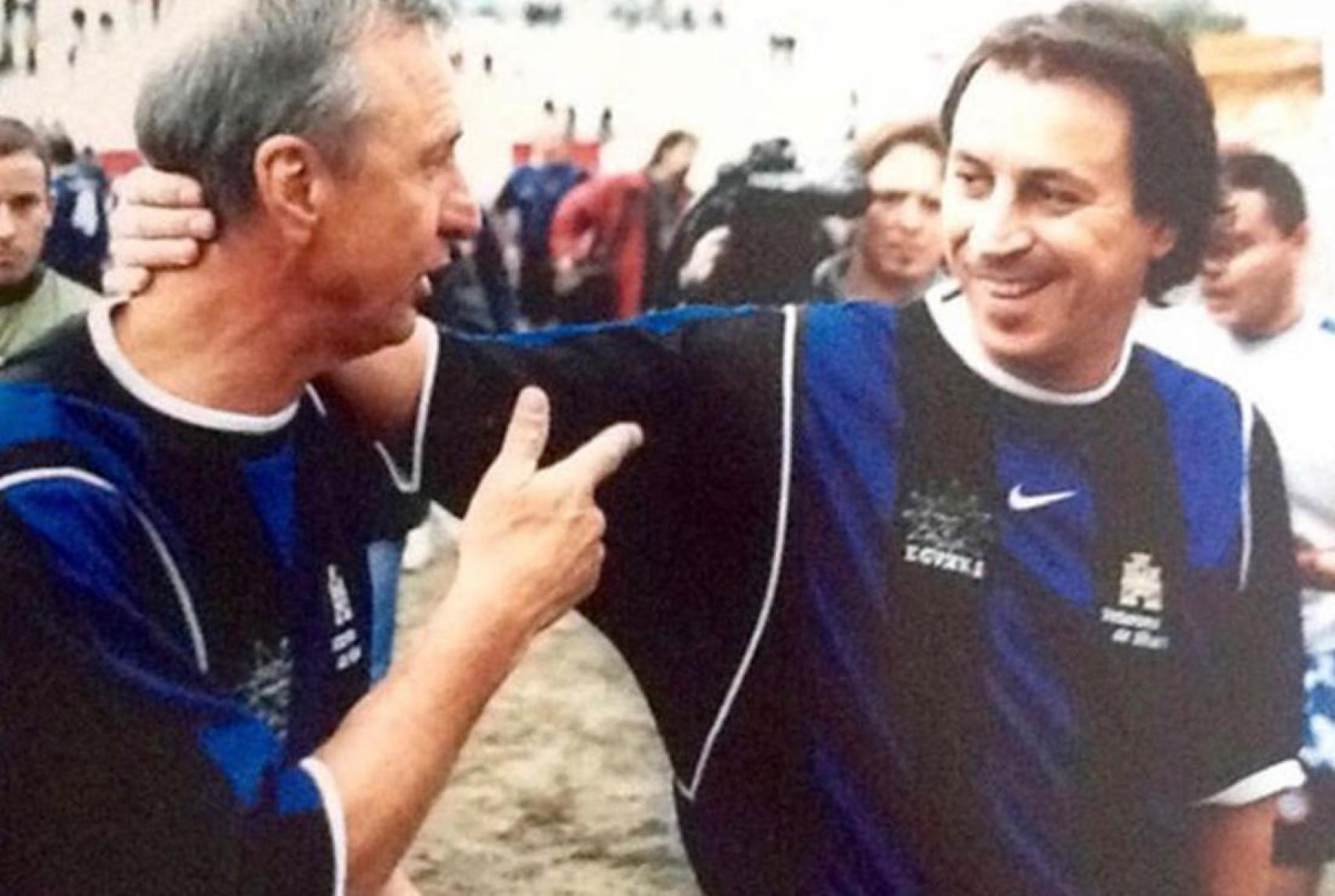 Johan Cruyff y Gabriel Masfurroll comparten sonrisas en un partido amistoso