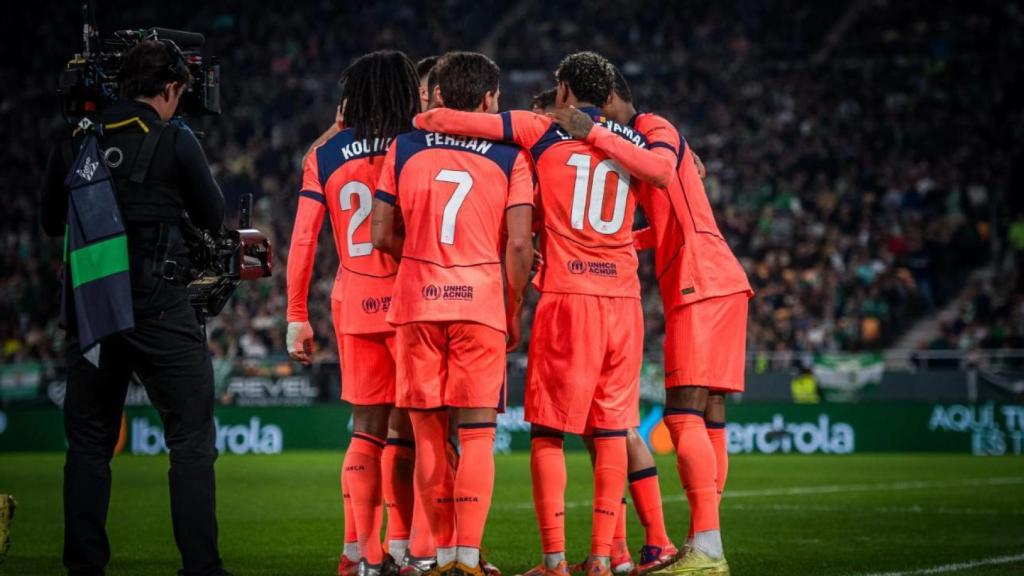 Los jugadores del Barça celebran un gol en la victoria contra el Osasuna