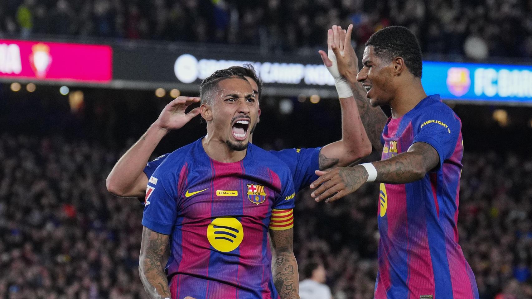 Raphinha celebra uno de sus goles en el Barça-Osasuna con Ferran Torres y Marcus Rashford