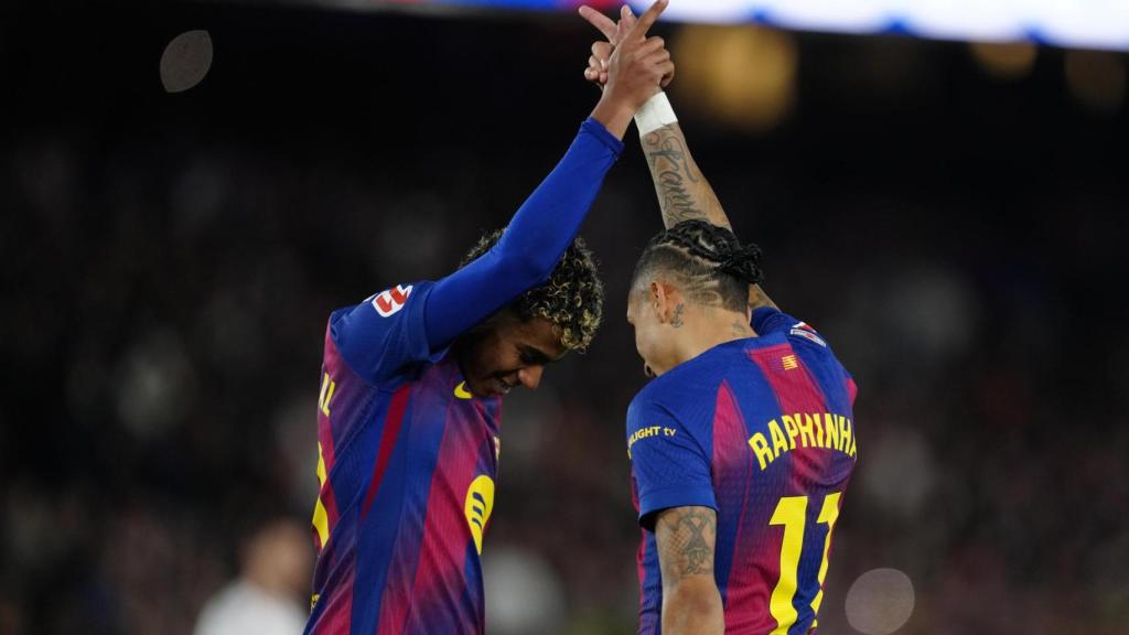 Raphinha celebra el seu doblet de gols en el Barça-Osasuna amb Lamine Yamal