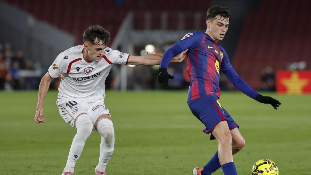Pedri, pressionat en el Barça-Osasuna per Aimar Oroz