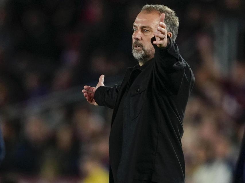 Hansi Flick dona ordres als jugadors del Barça davant Osasuna