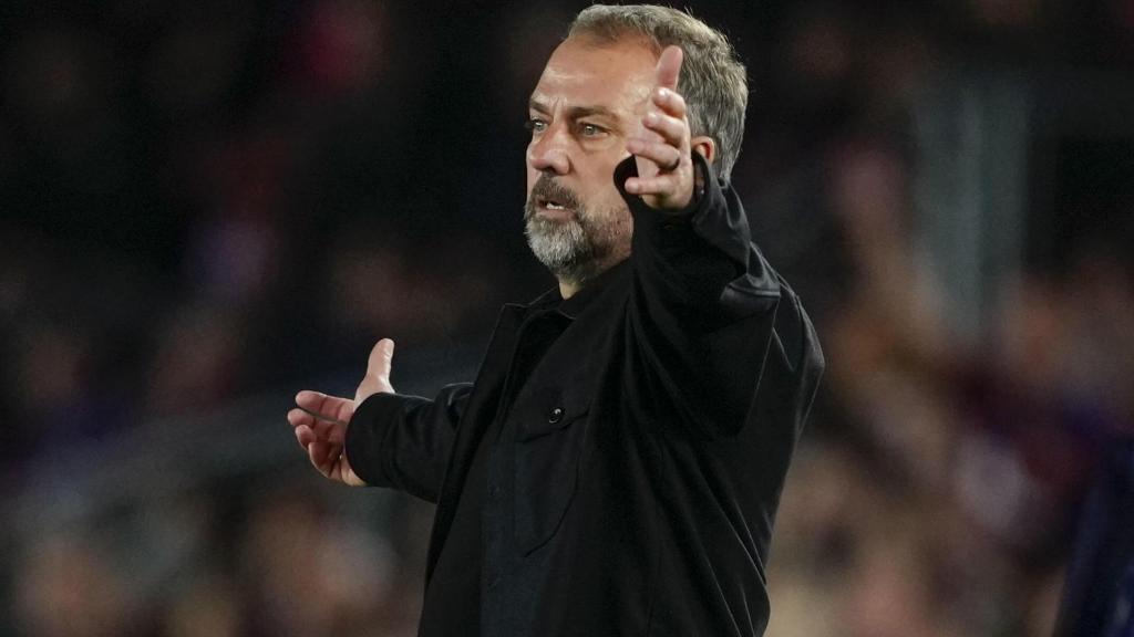 Hansi Flick da órdenes a los jugadores del Barça ante Osasuna