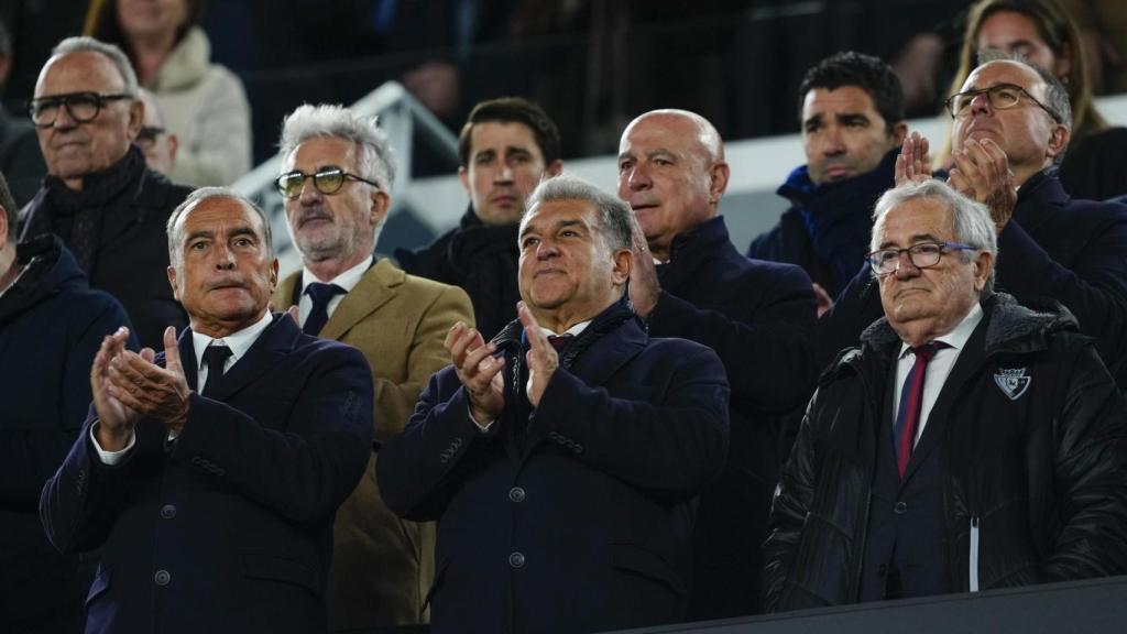 Laporta, al costat del president d'Osasuna, Sabalza, a la llotja del Camp Nou