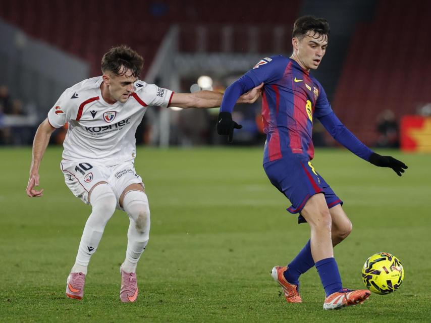 Pedri, presionado en el Barça-Osasuna por Aimar Oroz
