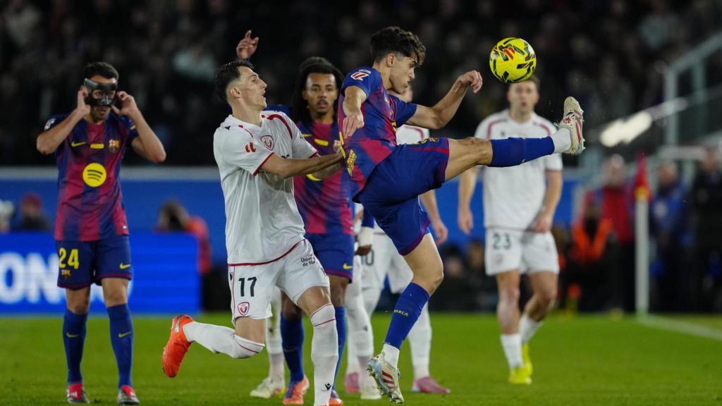 Pau Cubarsí despeja un balón