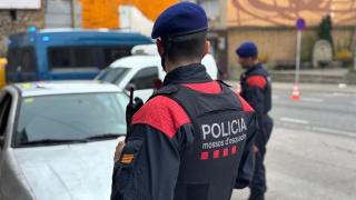 Un agente de Mossos d'Esquadra durante un operativo enmarcado en el 'pla Kanpai'