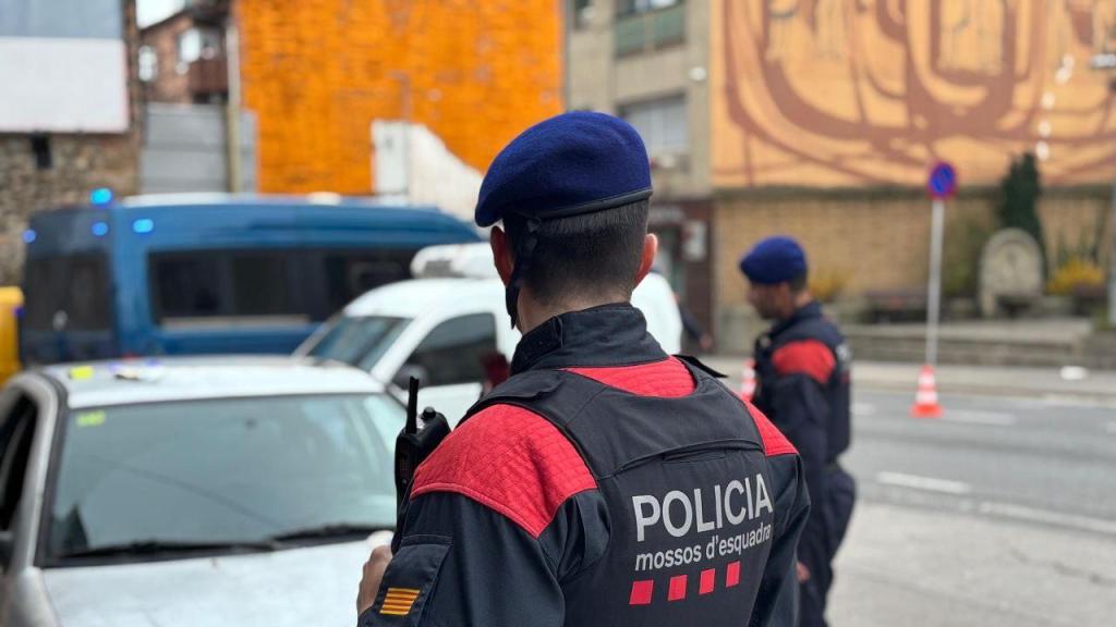 Un agente de Mossos d'Esquadra durante un operativo anterior