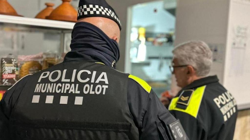 La policía municipal de Olot en un operativo del 'pla Kanpai'