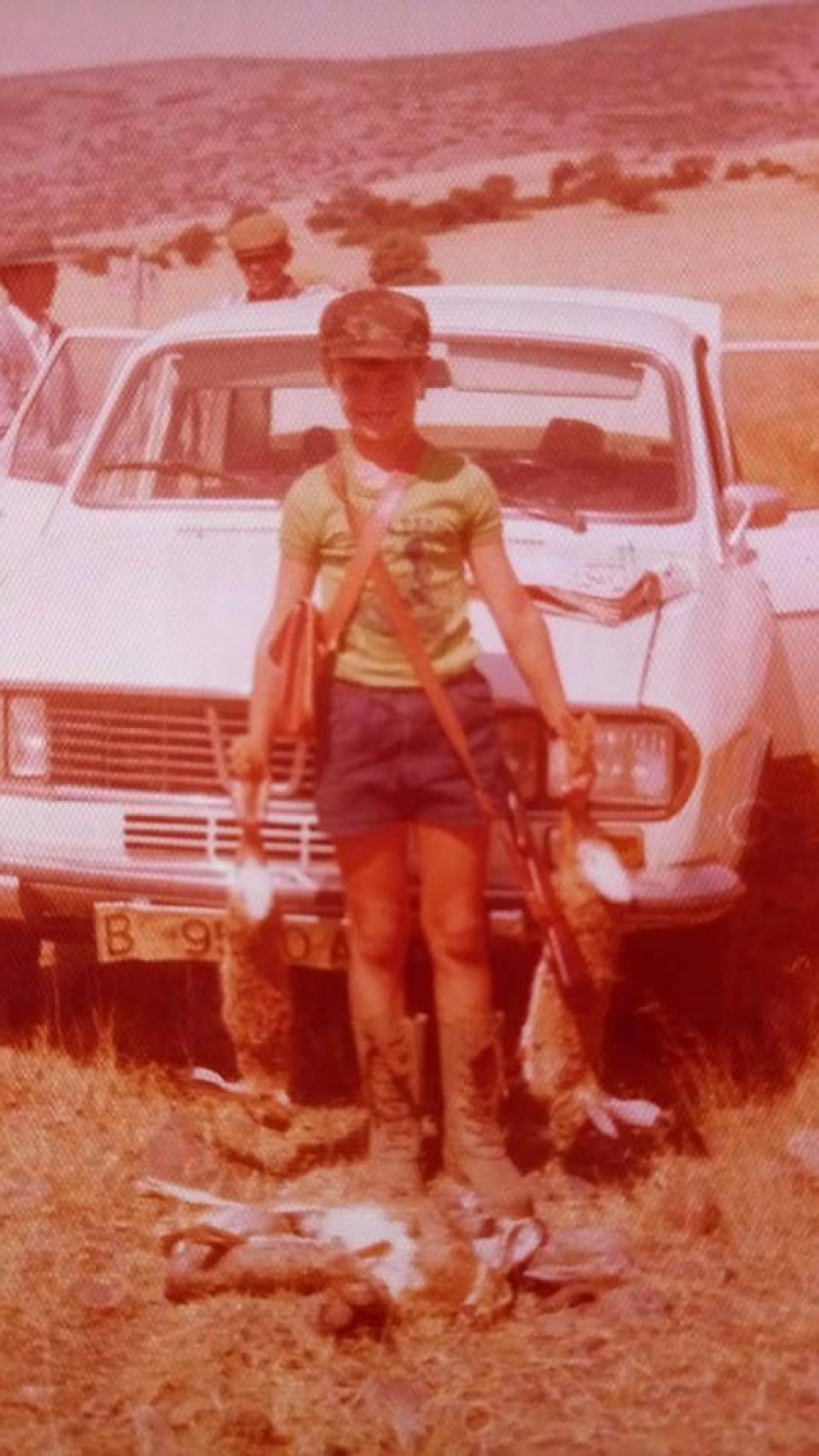 Salva, de niño, cazando con su familia en Cataluña