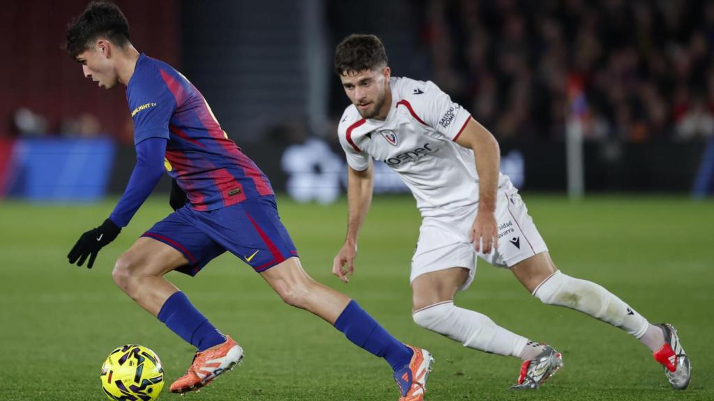 Pedri controla la pilota davant Osasuna