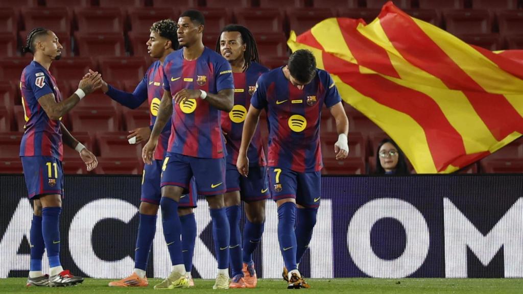 Los jugadores del Barça celebran un gol de Raphinha a Osasuna