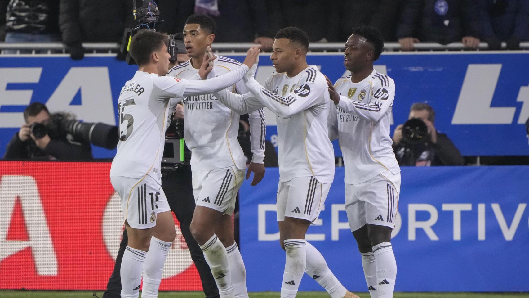 Los jugadores del Real Madrid celebran el gol de Kylian Mbappé contra el Deportivo Alavés