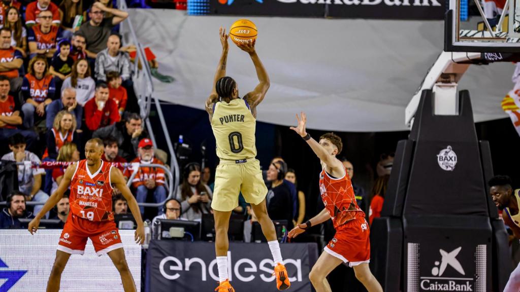 Kevin Punter tira a canasta en el derbi Baxi Manresa-Barça de basket