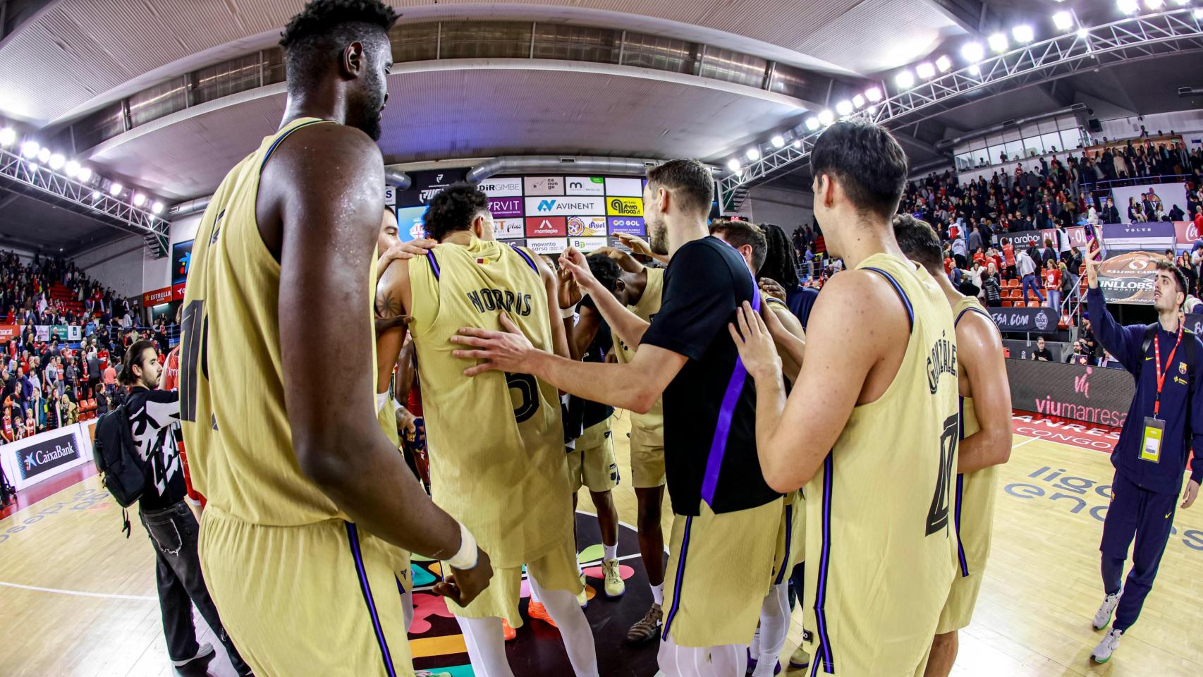 Los jugadores del Barça de basket celebran la victoria en el derbi catalán contra el Baxi Manresa