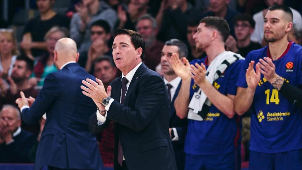 Xavi Pascual, Joel Parra y Willy Hernangómez, en la banda durante el Barça de basket-Olympiacos de Euroliga
