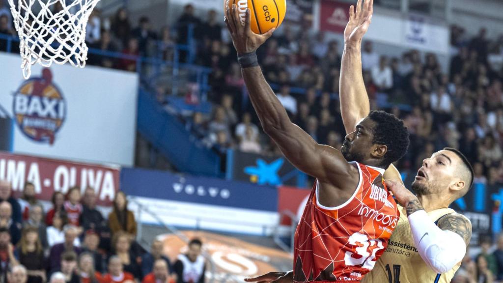 Willy Hernangómez defensa un jugador del Baxi Manresa