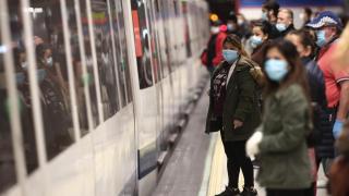 Varias personas, con mascarilla, en una parada de metro