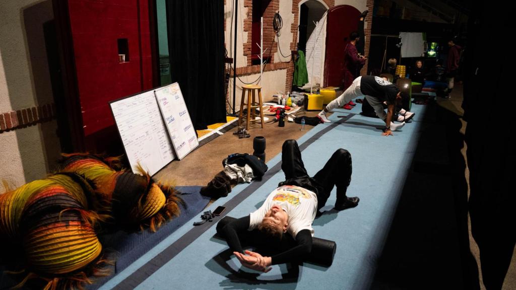 Artistas del Cirque du Soleil estirando